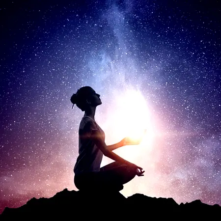 Mujer accediendo a los Registros Akáshicos