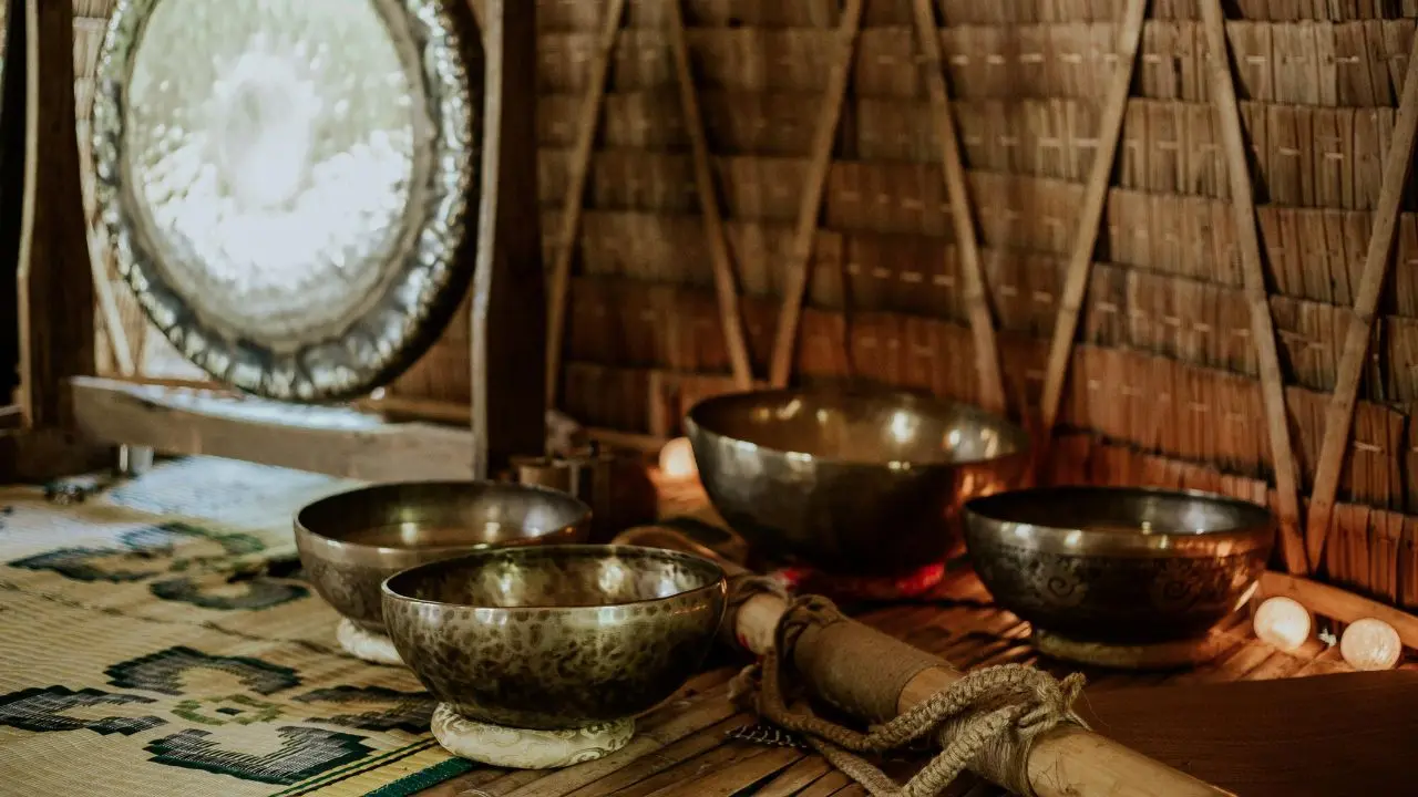 Baño de sonido o sound bath con gong y cuencos tibetanos para equilibrar la energía y promover el bienestar interior.