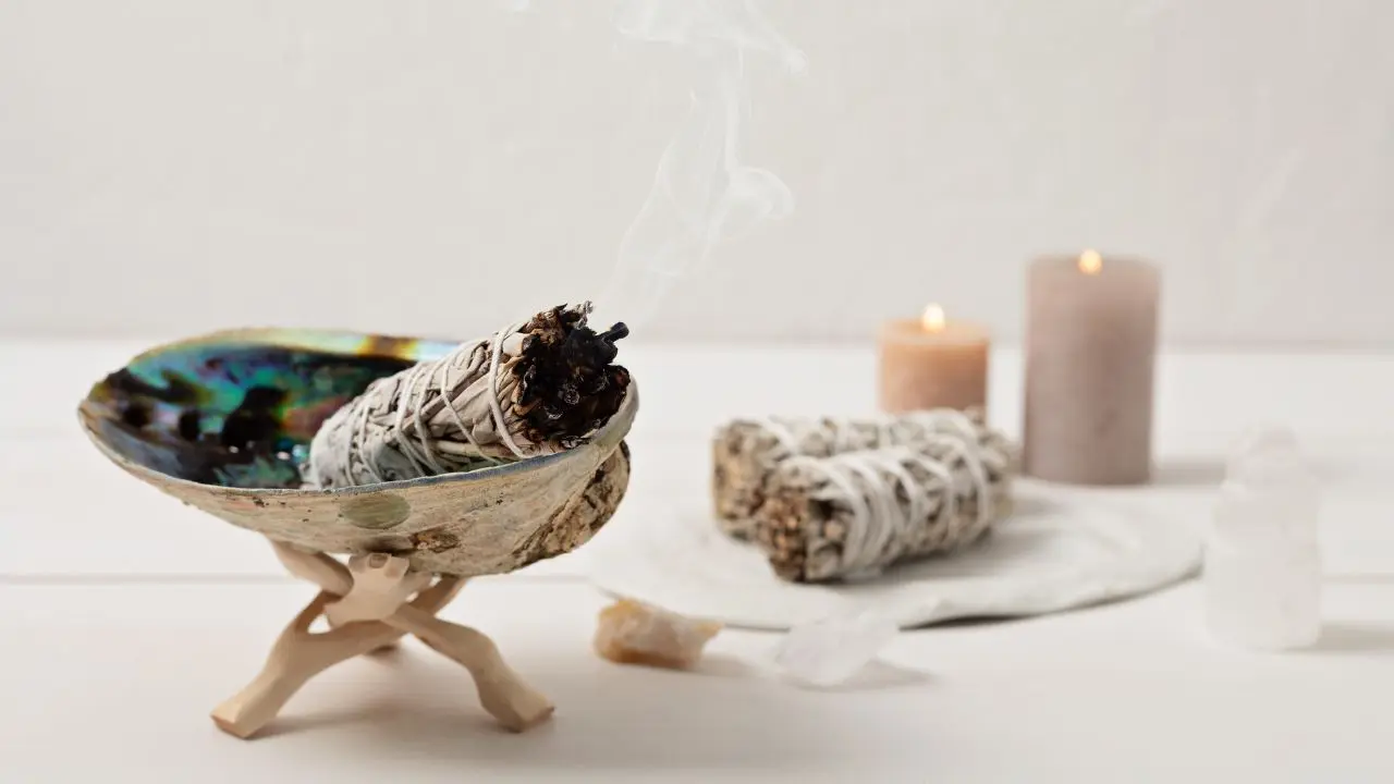 Cómo limpiar tu energía con rituales de sal, cuarzos y sonidos a 432 Hz para liberar densidad energética