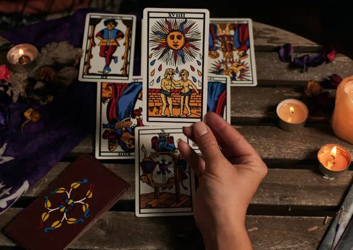 Tarotista online en Alhaurín de la Torre atendiendo consulta por WhatsApp