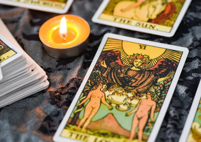 Tarotista en Alhaurín de la Torre realizando lectura de cartas