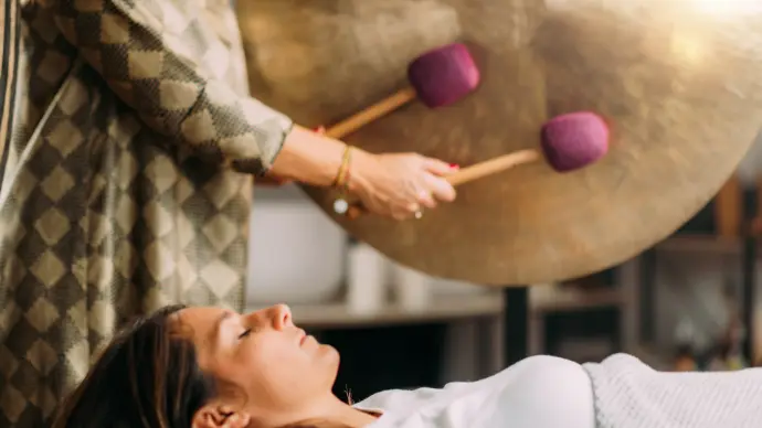 terapia de sonido con cuencos tibetanos y gong en Málaga para relajación profunda