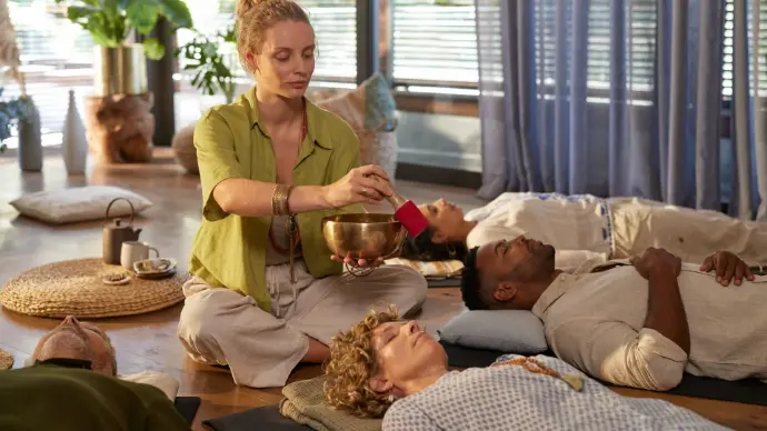 baño de sonido con cuencos tibetanos para reducir ansiedad y estrés en Málaga